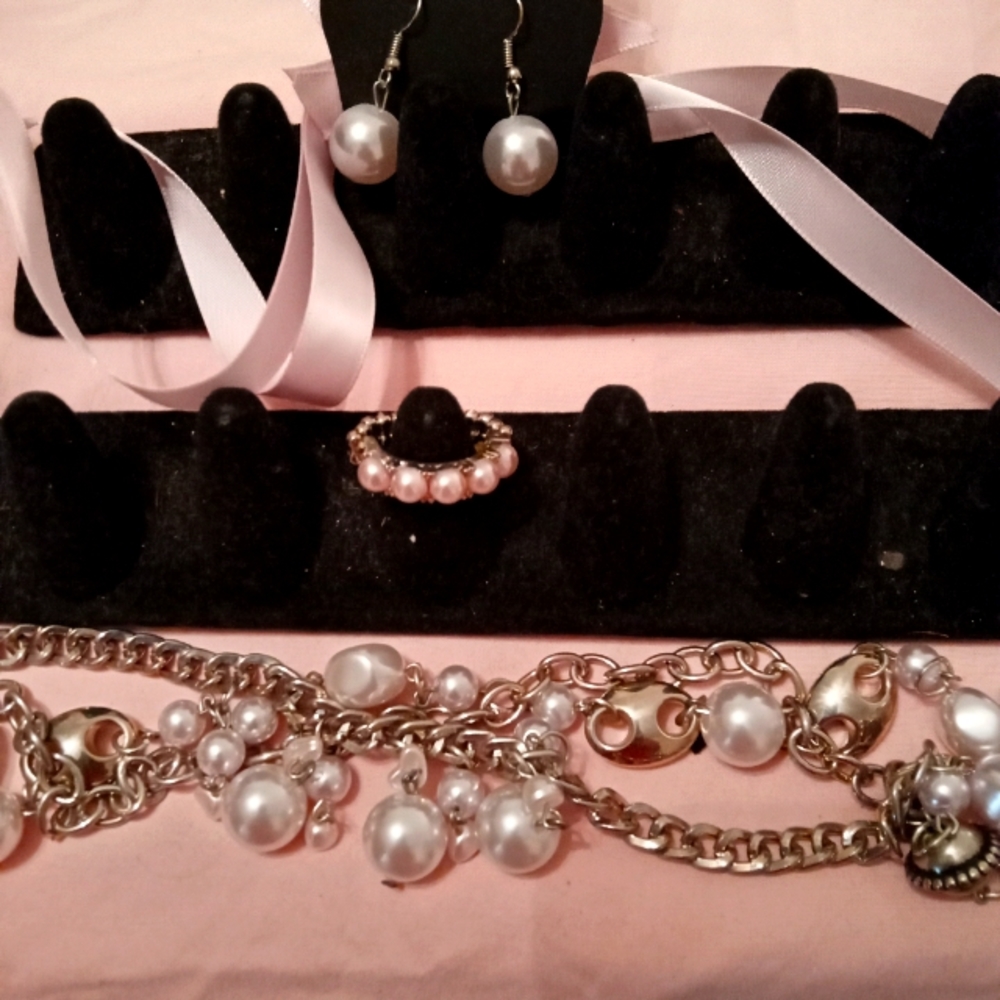 Pink pearl necklace set with earrings and ring along with 🟣 set necklace